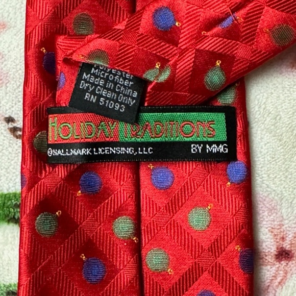 Elegant Red Patterned Tie - Picture 2 of 2